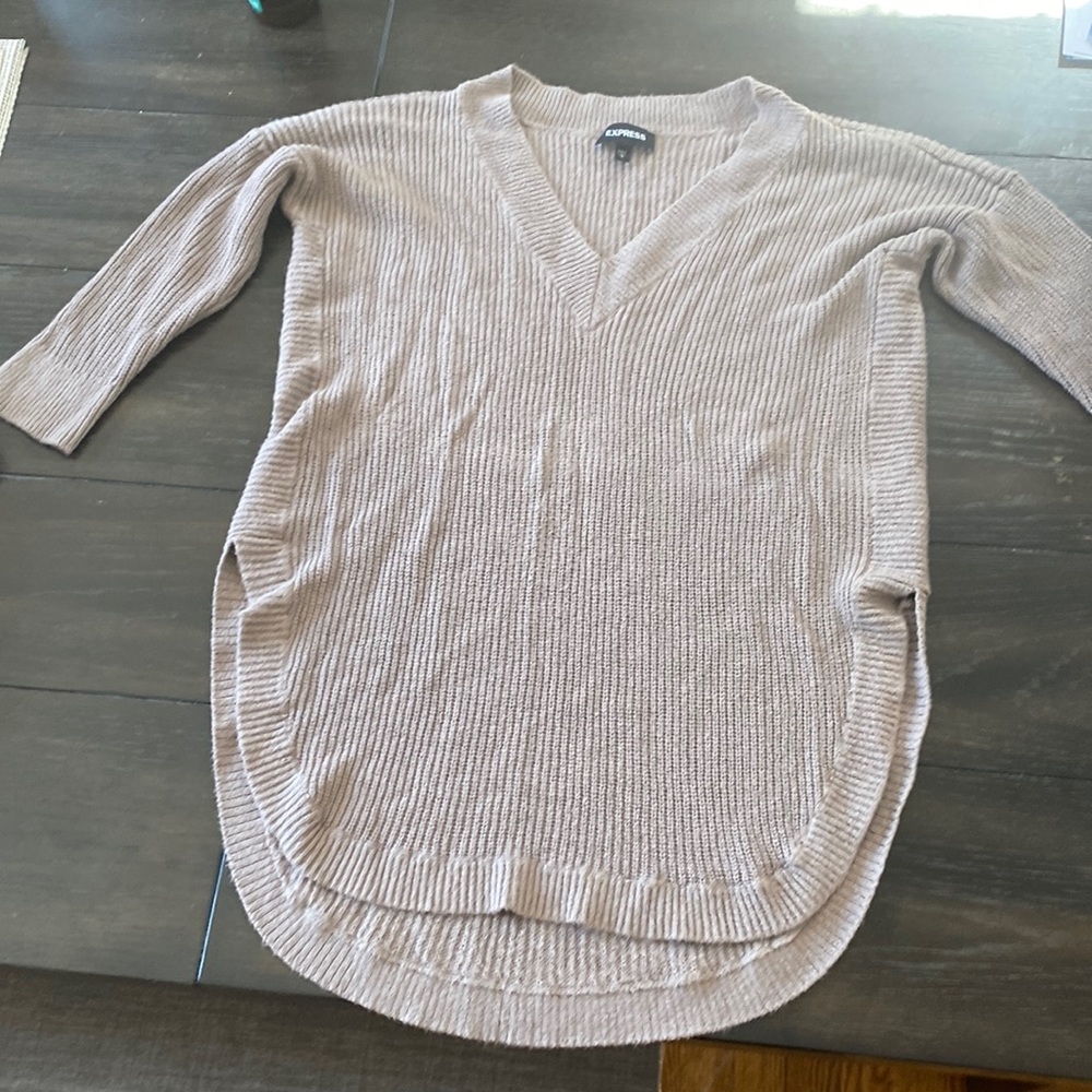 V neck 3/4 sleeve rounded hem high low sweater